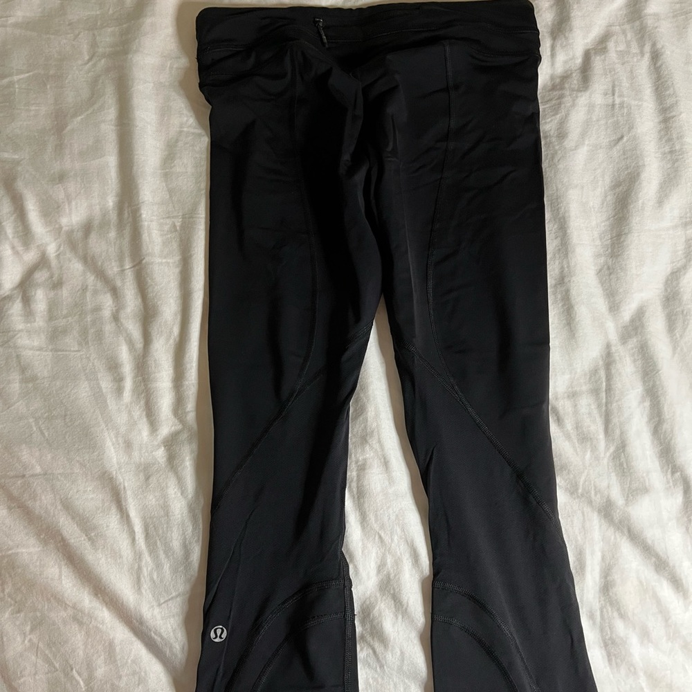 Lululemon black women's crop leggings size 6
Running pant, Luxe stream fabric